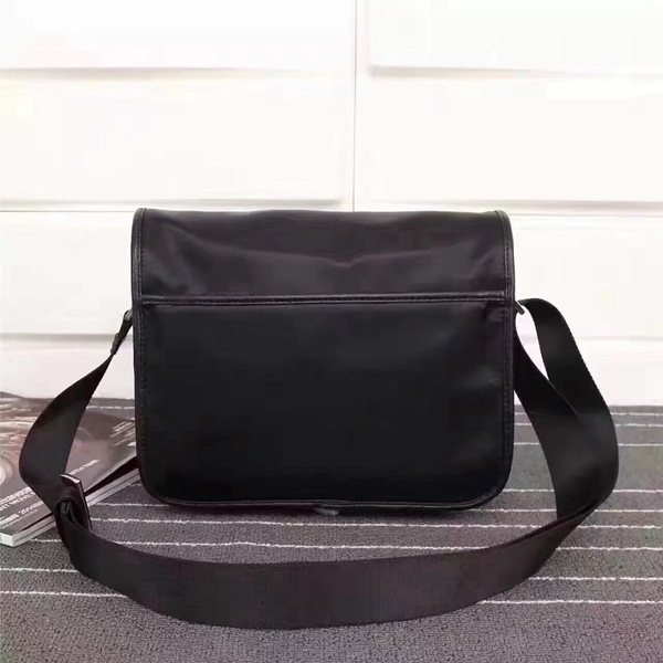 プラダバッグ背面デザイン